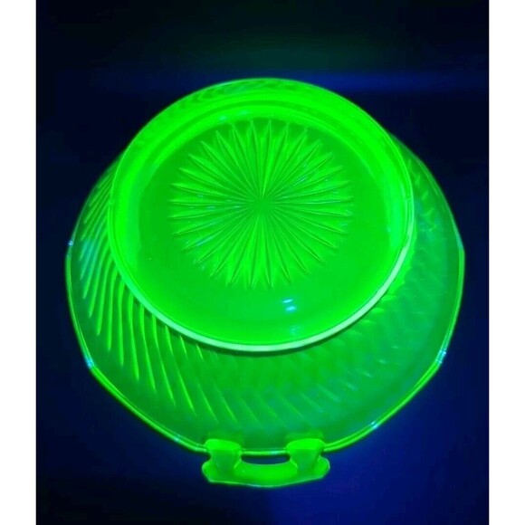 Uranium Glass - Vintage Imperial Green Twisted Optic 10" Handled Serving Bowl - Picture 2 of 16
